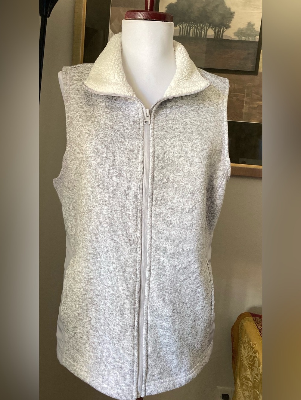 Faded Glory Soft Silver Sherpa Collar Zip Vest Pockets Size Medium 8-10
EUC Cozy